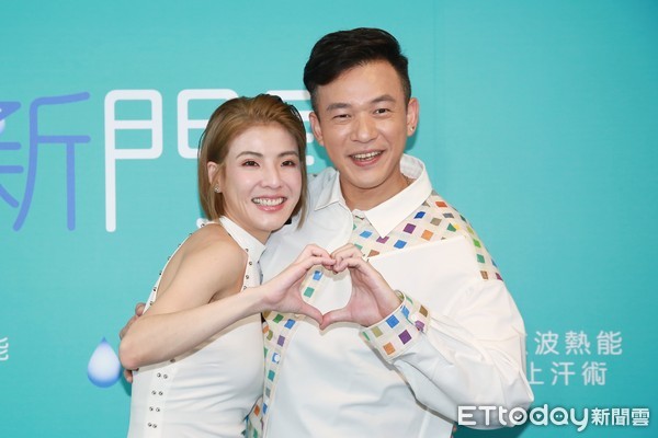 錄影中⋯腋下處濕到變色　徐小可「整集夾手」尷尬爆  